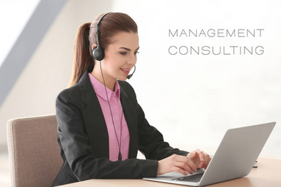 營銷分析概念。在辦公室的人在商務(wù)會議